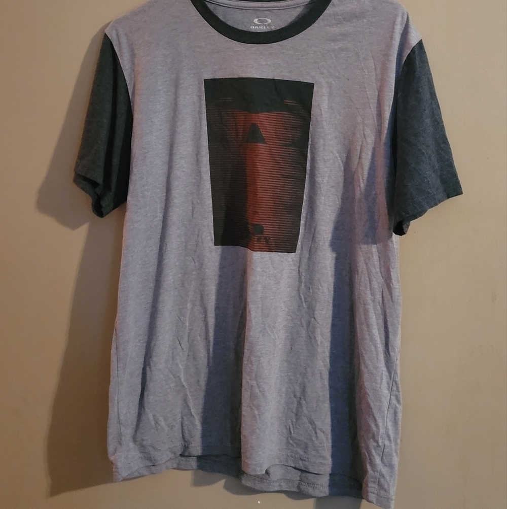 Oakley Gray and Black Short Sleeve Tee Lg